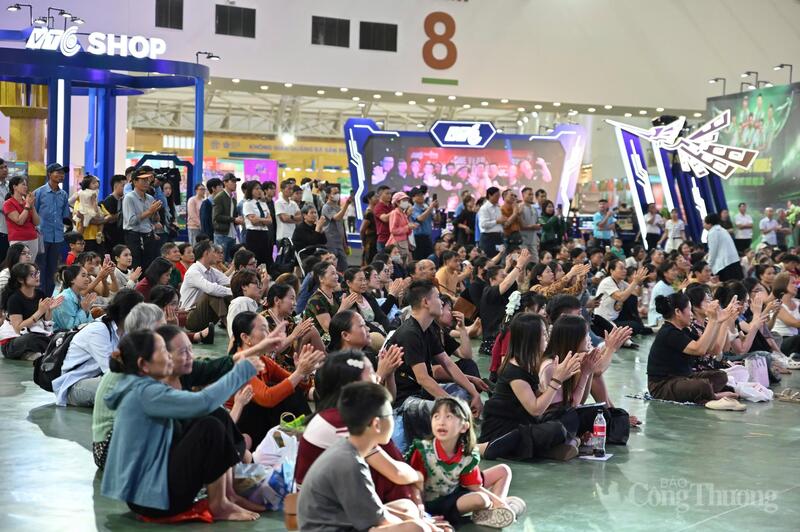 Khán giả hào hứng, thích thú trước các màn biểu diễn của các nghệ sĩ xiếc. Ảnh: Nam Nguyễn