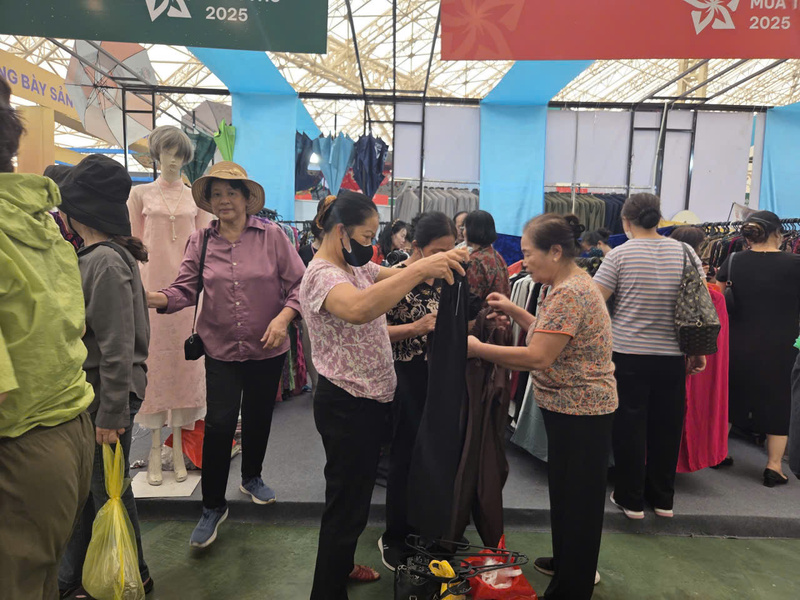 Gian hàng của chị Hương Nam, đại diện Công ty Vạn Phúc Hà Đông.