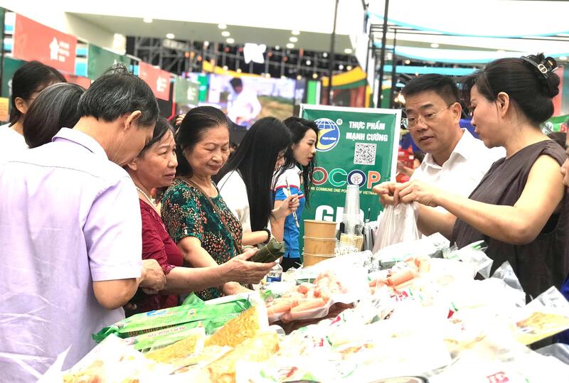 Không khí mua bán sản phẩm của Mạnh Cường luôn sôi động. Ảnh: Hoa Quỳnh