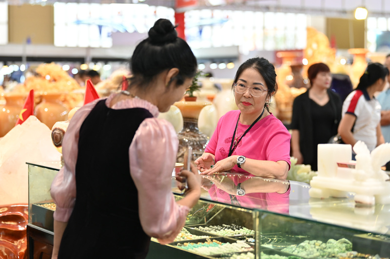 Nhiều người tới đây để tìm cho mình một sản phẩm ưng ý.