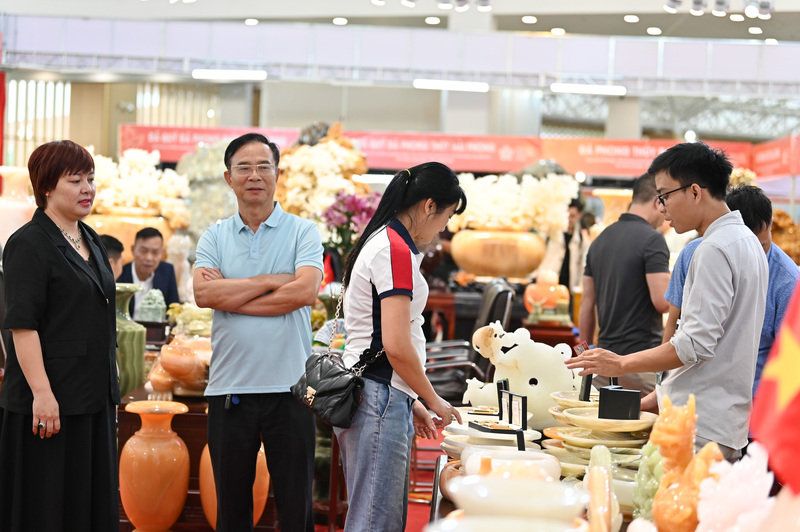 Nhiều tác phẩm đá quý khiến du khách say mê bởi đường nét chạm khắc tinh xảo, kiểu dáng độc bản và vẻ đẹp hiếm thấy giữa đời thực.