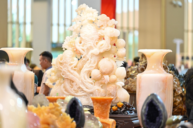 Một cặp lục bình bằng đá Onyx có giá 800 triệu đồng.