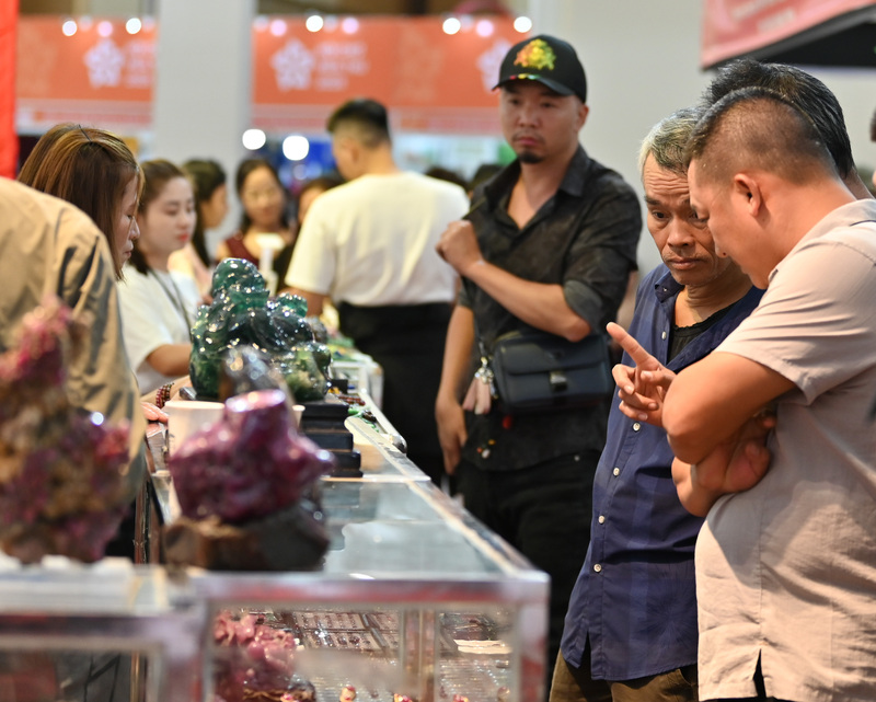 "Thay vì phải đi chợ đá ở Lục Yên, Yên Bái tôi tới gian hàng đá quý tại Hội chợ Mùa Thu cũng có thể tìm được những mặt hàng đá quý đẹp và có tiềm năng chế tác cao" - ông Bình, một du khách đến với hội chợ cho biết.