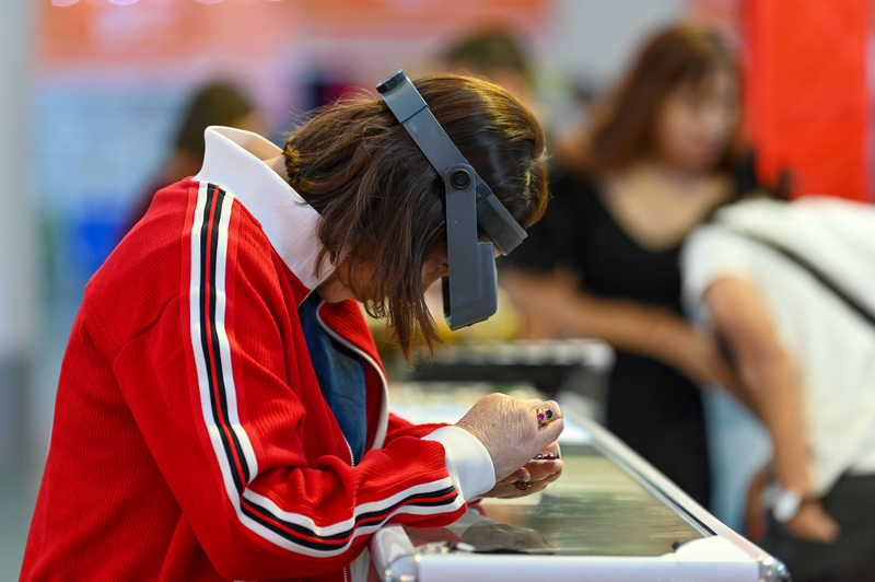 Những viên đá quý thô được người dân xem rất kỹ lưỡng.