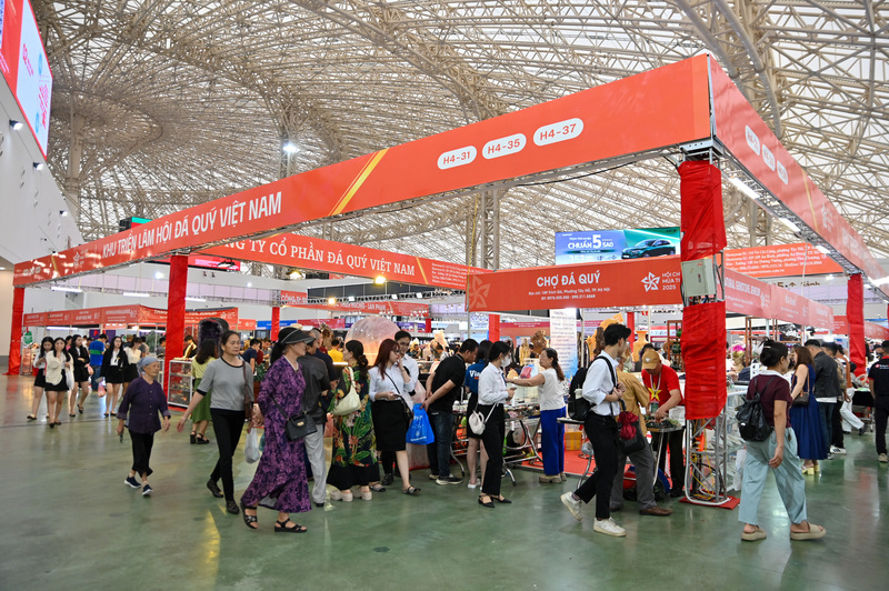 Hội chợ mùa Thu lần thứ nhất - năm 2025 chính thức khai mạc và mở cửa đón khách từ ngày 25/10 đến 4/11 tại Trung tâm Hội chợ triển lãm Quốc gia, Hà Nội. Ngay trong những ngày đầu diễn ra, khu trưng bày và buôn bán đá quý đã trở thành tâm điểm thu hút đông đảo khách tham quan, tạo nên không khí sôi động và rực rỡ sắc màu trong không gian hội chợ.