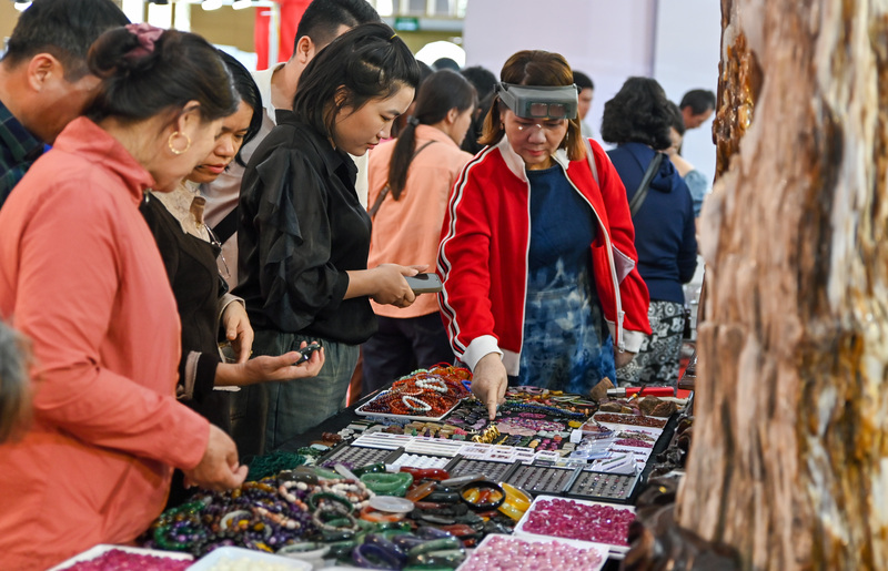 Ngoài ra, khách tới đây có thể mua những sản phẩm khác nhưng số tiền ít nhất cũng từ hơn chục triệu đồng mỗi bộ.