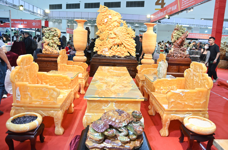 Bộ bàn ghế giá 3,5 tỷ đồng làm bằng ngọc Hoàng Long, một loại đá quý có nguồn gốc từ Trung Quốc, nổi tiếng nhờ màu vàng rực rỡ như mật ong hoặc hổ phách cùng độ trong và độ bóng cao.