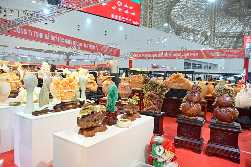 Các sản phẩm đá phong thủy có giá trị từ vài triệu cho tới hàng chục triệu đồng.