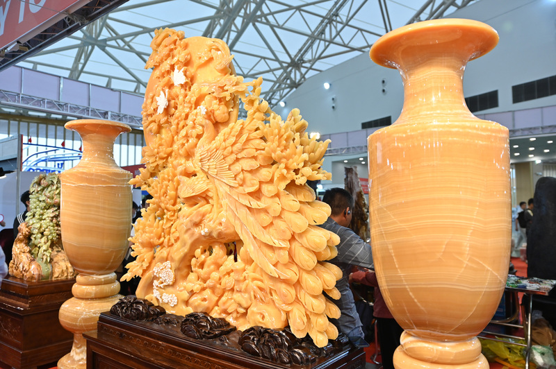 Ngoài ra, toàn bộ bàn ghế kèm hai lục bình và bình phong ở giữa, đều bằng ngọc Hoàng Long, được chào bán với giá 10 tỷ đồng.