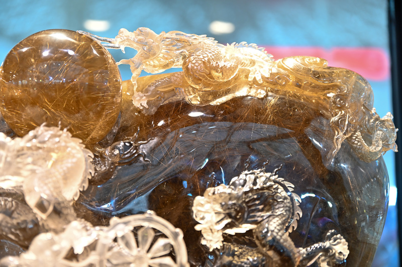 Mỗi tác phẩm đều được chế tác hoàn toàn thủ công, qua hàng chục công đoạn tỉ mỉ để đạt đến độ tinh xảo và giá trị nghệ thuật cao nhất.