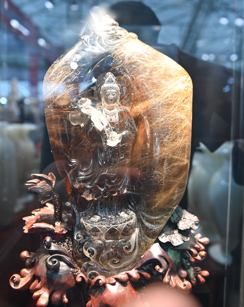 Một tác phẩm khác, cũng được chế tác từ thạch anh tóc vàng, là tượng Phật Bà Quan Âm cầm gậy như ý, kiệt tác mang giá trị hơn 4 tỷ đồng, thể hiện đỉnh cao của nghệ thuật điêu khắc đá quý Việt.