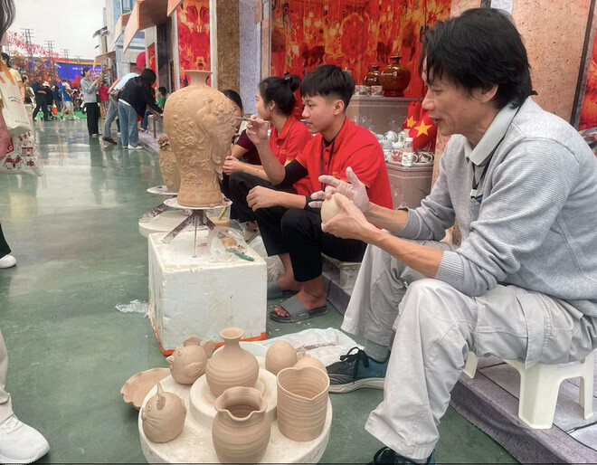 Nghệ nhân gốm Bát Tràng trình diễn công đoạn nặn gốm