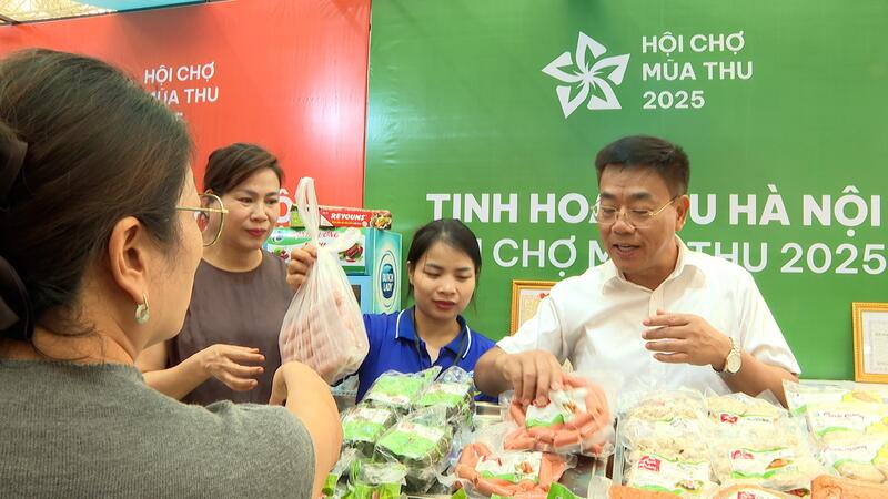 Ông Nguyễn Minh Thoa – Chủ cơ sở chế biến thực phẩm Mạnh Cường (Hà Nội) tham trực tiếp bán hàng tại hội chợ. Ảnh: Trường Giang