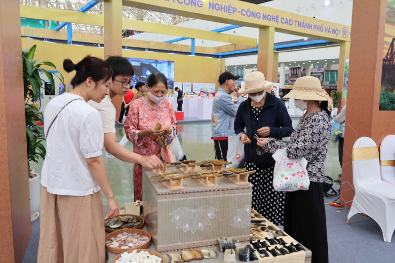 Sản phẩm thủ công mỹ nghệ thu hút sự chú ý của khách tham quan