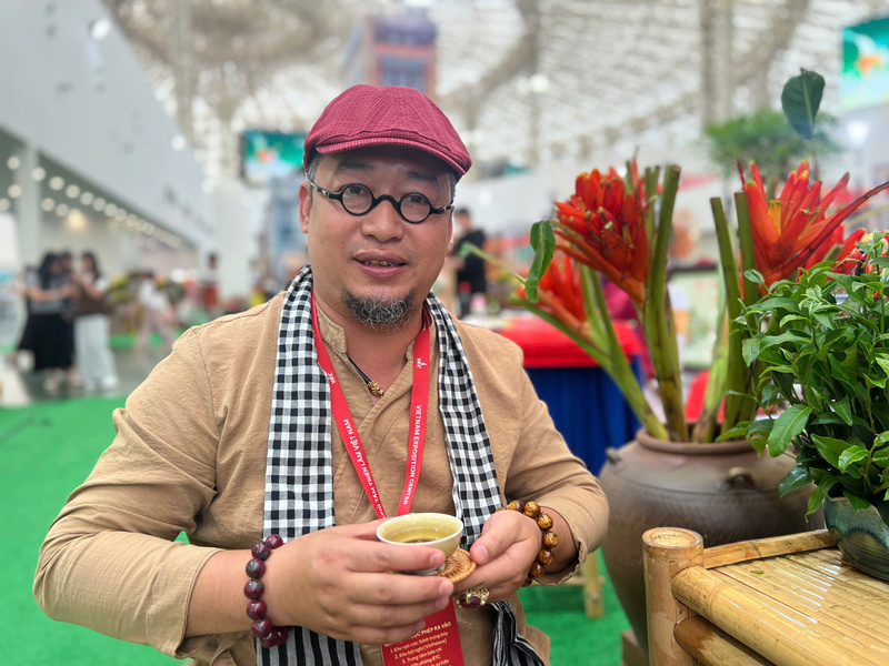 Nghệ nhân trà Việt - Nguyễn Cao Sơn chia sẻ những câu chuyện văn hoá và nghệ thuật thưởng thức trà của người Việt. Ảnh: Thanh Thảo.