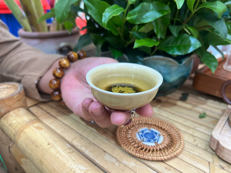 Người Việt Nam có một quan niệm đặc biệt đặc biệt, miếng trầu hay chén trà luôn mở đầu câu chuyện, đặc biệt trong giao lưu văn hoá. Ảnh: Thanh Thảo.