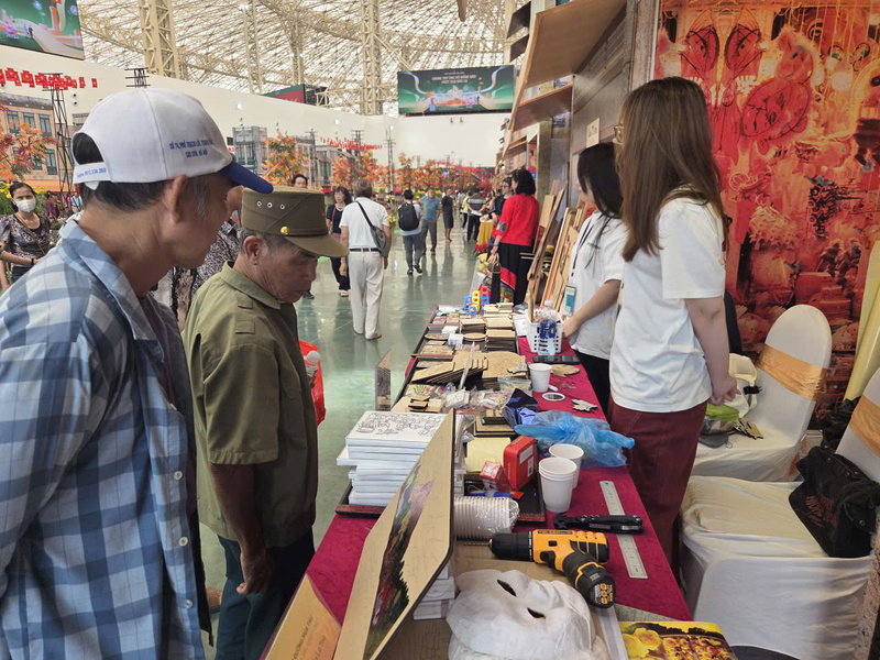 Ông Nguyễn Mạnh Minh ở Phú Thọ mua hàng thủ công mỹ nghệ tại gian hàng của Công ty Cổ phần Latoa.