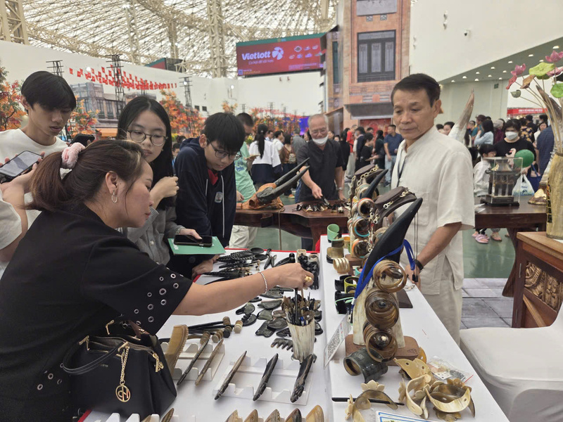 Người tiêu dùng thích thú với sản phẩm lược sừng của Nghệ nhân Nguyễn Văn Sử.