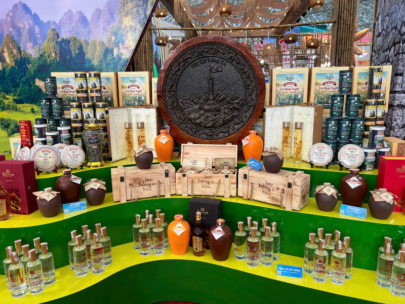 Nhiều thương hiệu trà Việt nổi danh của các vùng miền đã quy tụ tại Hội chợ Mùa Thu lần thứ nhất - 2025. Ảnh: Thanh Thảo.