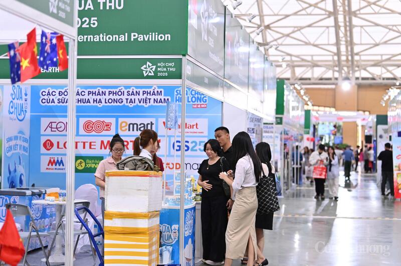 Hội chợ Mùa Thu là điểm hẹn của nhiều sản phẩm OCOP, sản phẩm công nghiệp nông thôn tiêu biểu (Ảnh: Nam Nguyễn)