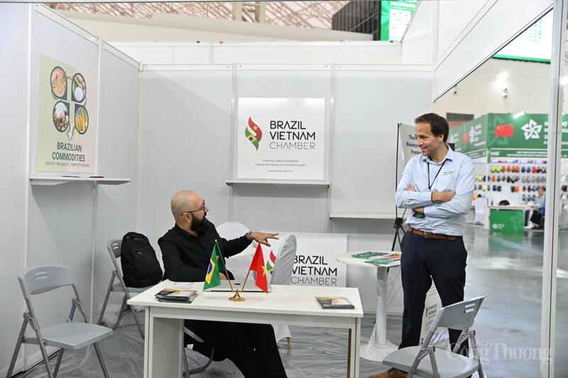 Doanh nghiệp nước ngoài tìm cơ hội giao thương từ Hội chợ Mùa Thu lần thứ nhất - 2025 (Ảnh: Nam Nguyễn)