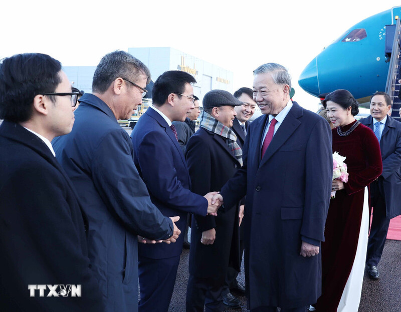 Lễ đón Tổng Bí thư Tô Lâm và Phu nhân tại sân bay London Stansted diễn ra vào sáng 28/10 theo giờ địa phương (chiều 28/10 theo giờ Việt Nam). Ảnh: TTXVN