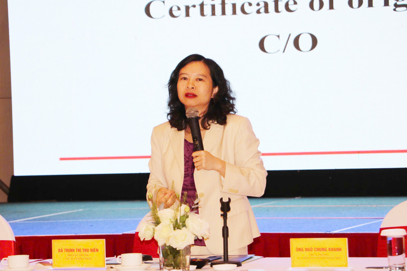 Bà Trịnh Thị Thu Hiền, Phó Cục trưởng Cục Xuất nhập khẩu (Bộ Công Thương) giải đáp các thắc mắc của doanh nghiệp xuất khẩu tại hội nghị. Ảnh: Phong Lâm