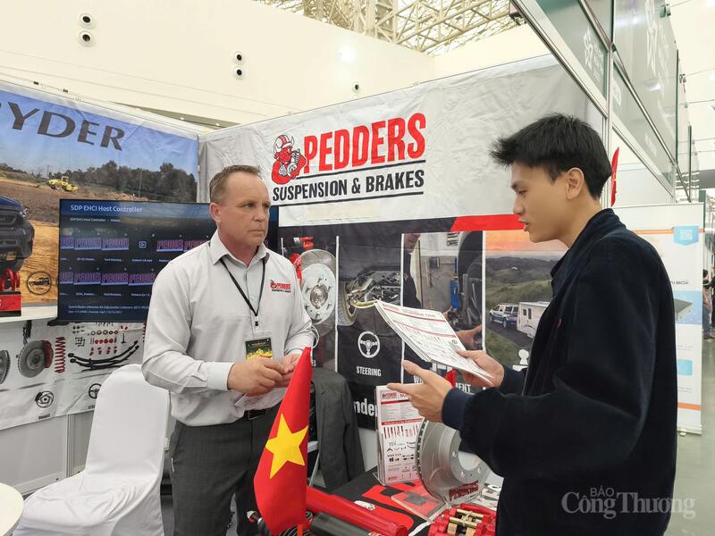 Anh Đặng Trần Hưng Nguyên (bên phải) đang trao đổi với ông Michael Grace (bên trái) về dịch vụ của Công ty BeeLogistics nhằm hỗ trợ doanh nghiệp nước ngoài muốn thâm nhập thị trường Việt Nam. Ảnh: Nguyễn Hòa