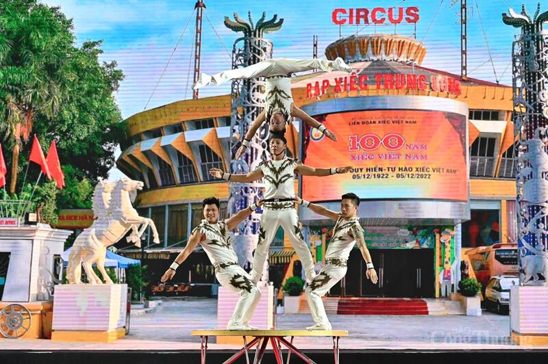 Chương trình biểu diễn xiếc hấp dẫn khán giả. Ảnh: Nam Nguyễn