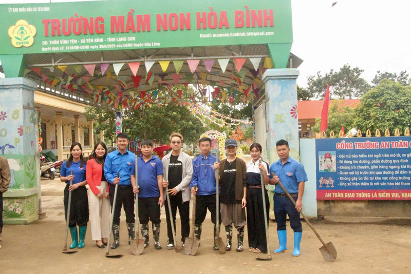 Chương trình “Khắc phục sau bão lũ” tại Trường Mầm non Hòa Bình (thôn Vĩnh Yên, xã Yên Bình). Ảnh: ĐVCC