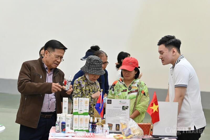 Người tiêu dùng, doanh nghiệp trong nước quan tâm các sản phẩm của Campuchia được trưng bày, giới thiệu tại Hội chợ Mùa Thu lần thứ nhất - 2025.