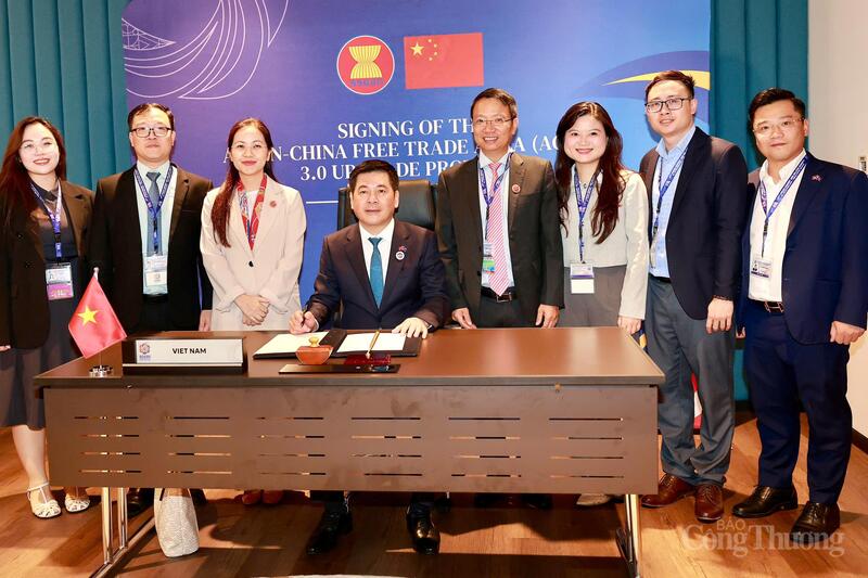Tiếp đó, được sự ủy quyền và thay mặt đoàn Việt Nam, Bộ trưởng Bộ Công Thương Nguyễn Hồng Diên đã ký Nghị định thư nâng cấp Hiệp định Thương mại tự do ASEAN - Trung Quốc (ACFTA 3.0) đồng thời cam kết sẽ tiếp tục phối hợp cùng các nước thành viên ASEAN và Trung Quốc thực thi hiệu quả Hiệp định ACFTA 3.0, mang lại lợi ích thiết thực cho người dân và doanh nghiệp.