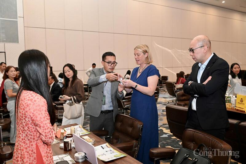 Bà Liz Bell, Giám đốc điều hành, Hội đồng kinh doanh ASEAN - New Zealand (áo xanh) cho biết, mong muốn lớn nhất của đoàn khi đến Hội chợ Mùa Thu lần thứ nhất - 2025 là được kết nối với các doanh nghiệp Việt Nam.