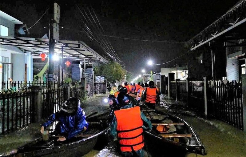 Hàng trăm cán bộ trắng đêm giúp người dân chạy lũ lên cao. Ảnh: Đơn vị cung cấp