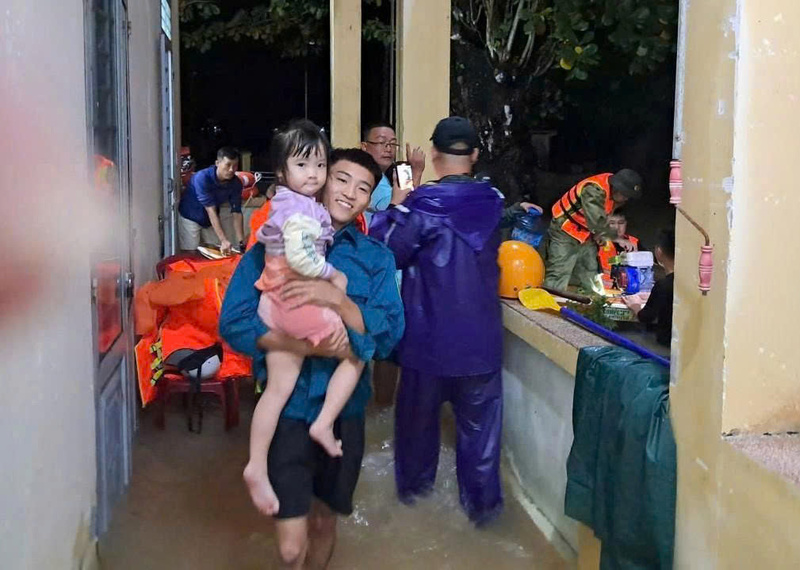 Người già, trẻ nhỏ nhanh chóng được đưa ra khỏi vùng nguy hiểm. Ảnh: Đơn vị cung cấp