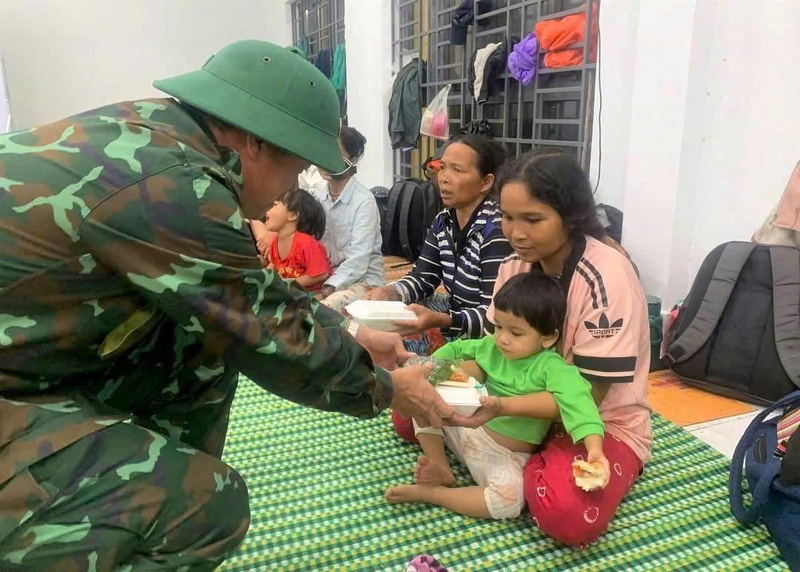 Hỗ trợ bà con lương thực trong khi tạm trú. Ảnh: Đơn vị cung cấp