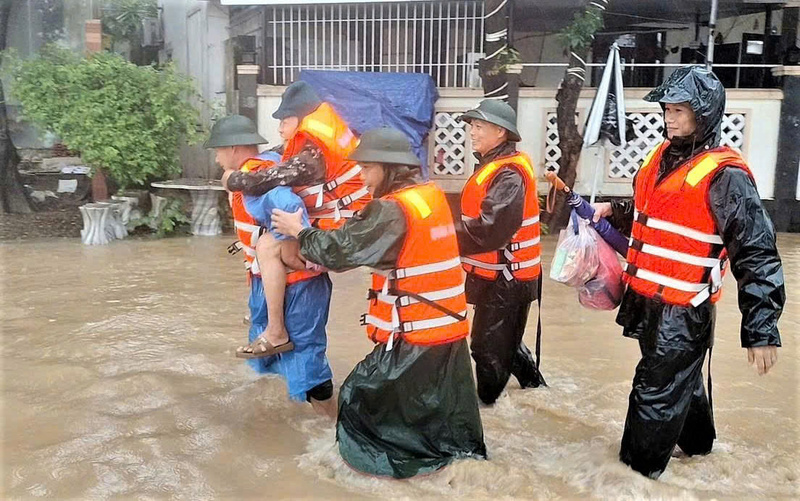 Một cụ già được cõng ra khỏi nhà sáng 28/10. Ảnh: Đơn vị cung cấp