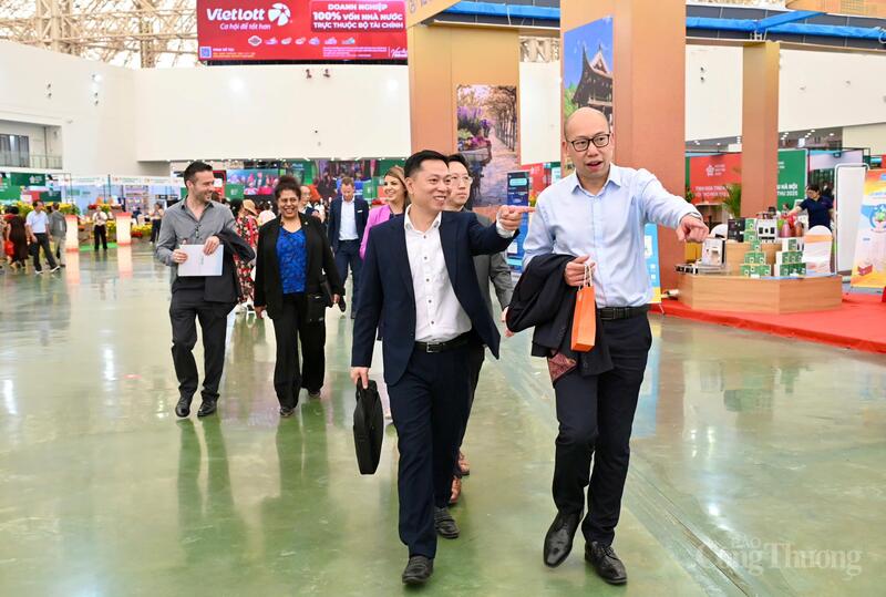 Ông Kenneth Leong - Giám đốc quỹ đầu tư Taiki Capital New Zealand (bên phải) cho biết, Hội chợ Mùa Thu là điểm giao thương hấp dẫn của doanh nghiệp New Zealand.