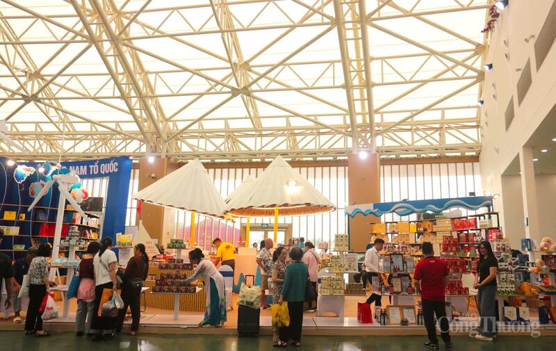 Người dân tham quan, tìm hiểu sản phẩm tại gian hàng của Cà Mau. Ảnh: Thu Nhất