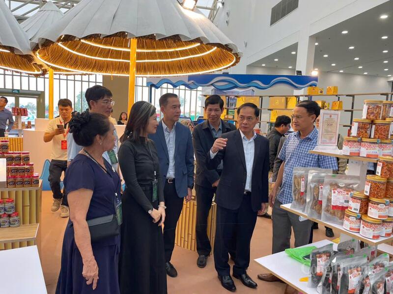 Phó Thủ tướng Bùi Thanh Sơn đánh giá cao công tác chuẩn bị của tỉnh Cà Mau, cũng như hàng hóa đa dạng chủng loại, bao bì đẹp, bắt mắt. Ảnh: Văn Nghi