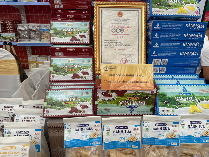 Gian hàng đạt chuẩn OCOP của Công ty CP Sữa Đồng Cỏ Ba Vì.
