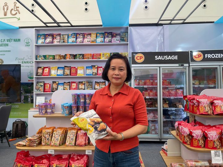 Bà Nguyễn Thị Nghĩa, Phó Tổng Giám đốc phụ trách kinh doanh thực phẩm khu vực miền Bắc tại gian hàng của Công ty Cổ phần Chăn nuôi CP Việt Nam.