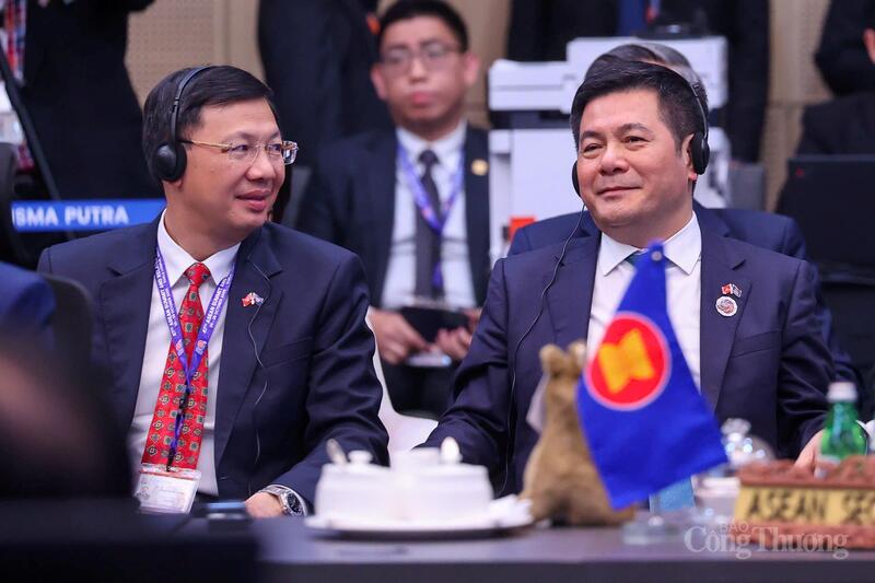 Bộ trưởng Bộ Công Thương Nguyễn Hồng Diên cùng lãnh đạo các Bộ, ngành tháp tùng Thủ tướng Phạm Minh Chính trong các sự kiện thuộc khuôn khổ Hội nghị Cấp cao ASEAN lần thứ 47 và các Hội nghị cấp cao liên quan.