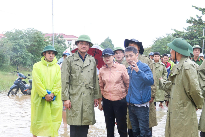 Bí thư Thành ủy Đà Nẵng Lê Ngọc Quang kiểm tra các điểm ngập sâu phường Hội An Tây. Ảnh: Bình An
