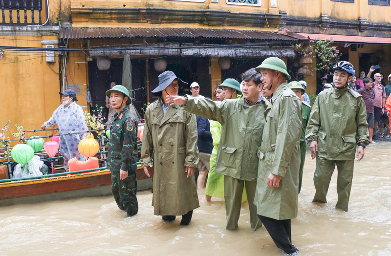 Kiểm tra tình hình ngập lụt tại phố cổ Hội An. Ảnh: Bình An