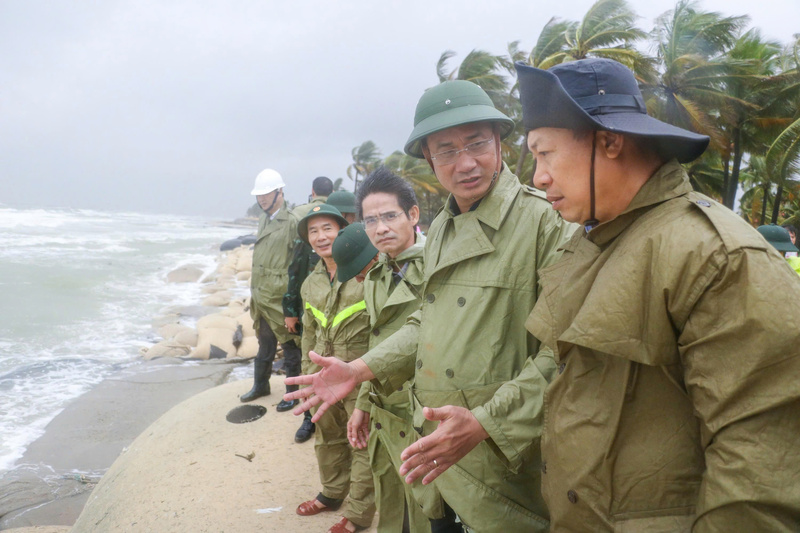 Kiểm tra tình hình sạt lở bờ biển tại phường Hội An Tây