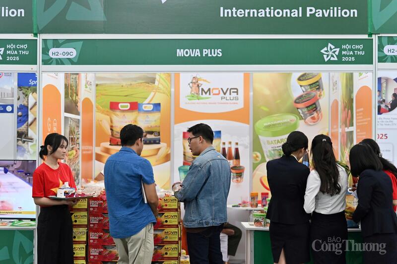 Sức hút từ những gian hàng quốc tế tại Hội chợ Mùa Thu - 10