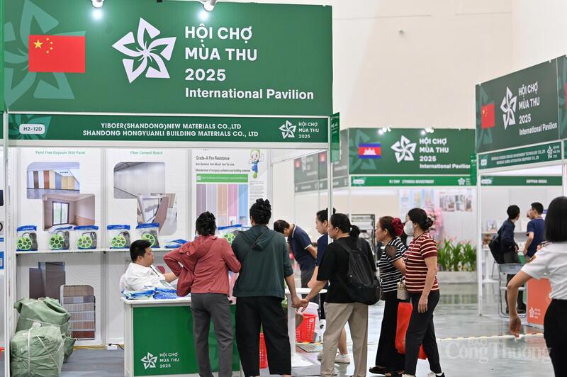 Gian hàng của doanh nghiệp Trung Quốc thu hút sự quan tâm đặc biệt của khách tham quan tại Hội chợ Mùa Thu lần thứ nhất - 2025.