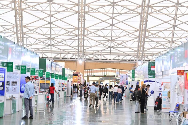 Phân khu gian hàng của các doanh nghiệp quốc tế luôn tấp nập khách tham quan cùng nhiều đối tác đến giao thương.