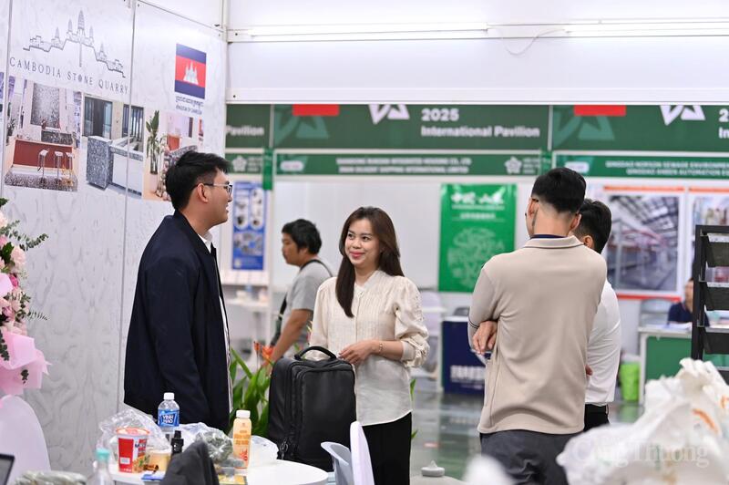 Gian hàng của Thương vụ Việt Nam tại Campuchia tạo được sự quan tâm đặc biệt khi giới thiệu những sản phẩm gạo đặc sản - mặt hàng vốn nổi tiếng tại quốc gia láng giềng này.